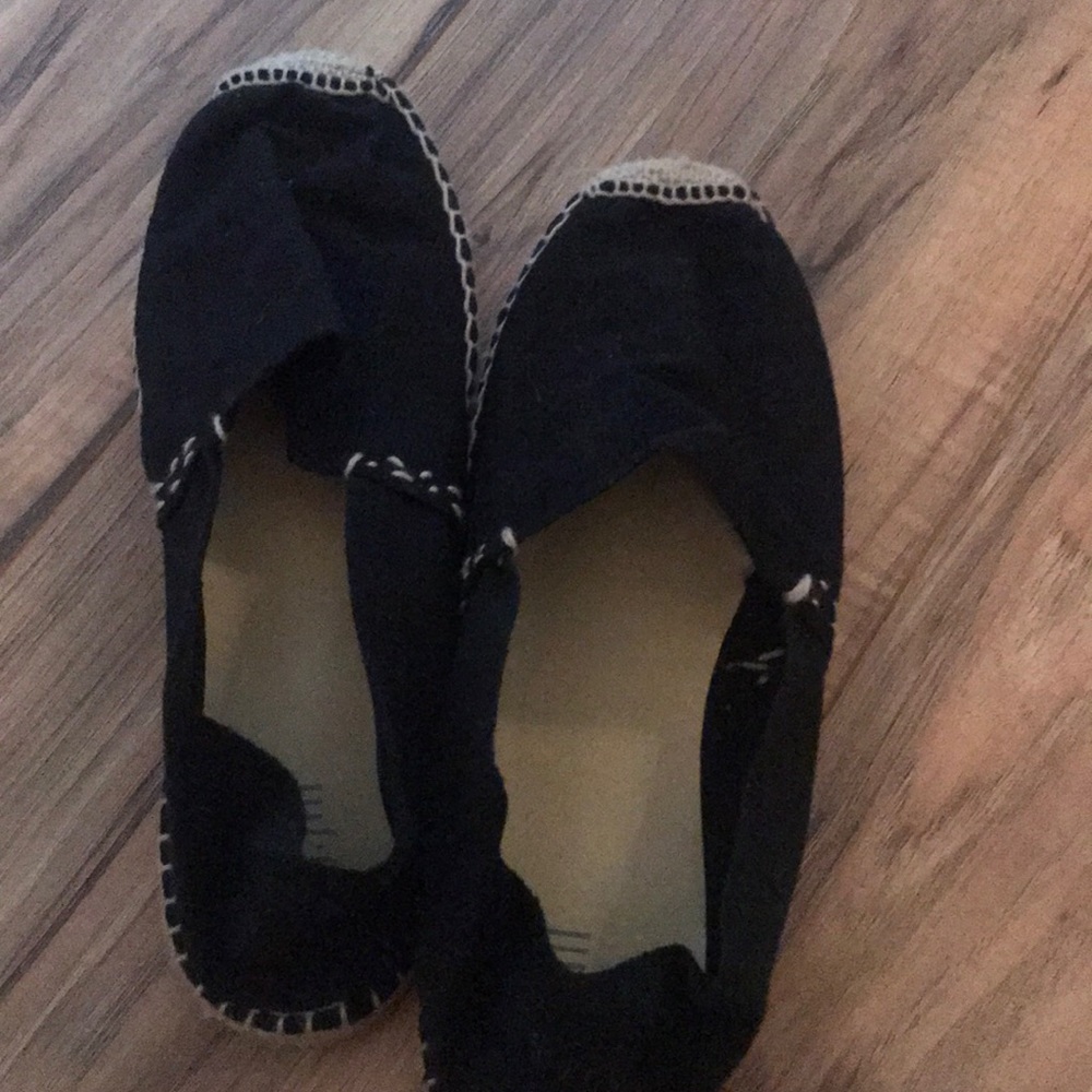 Flat black cloth shoes